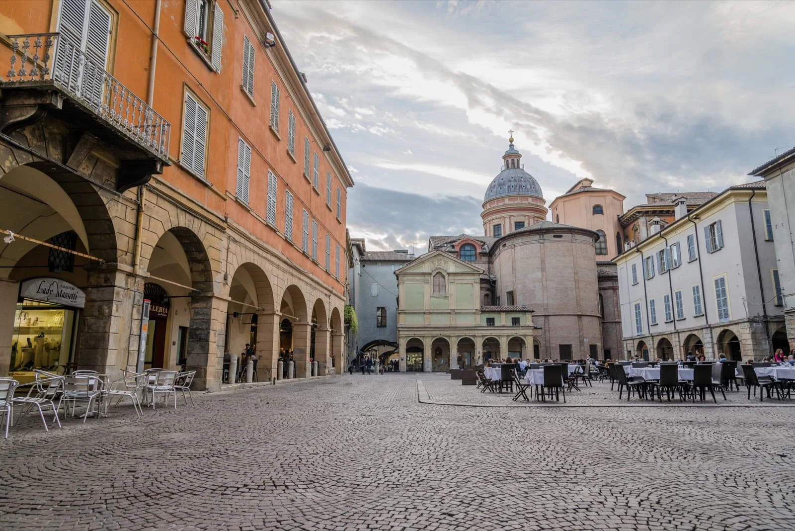 ReggioEmilia-RE-Piazza_San_Prospero-WLM2016-ph.simonelugarini-CCBYSA-webp.webp